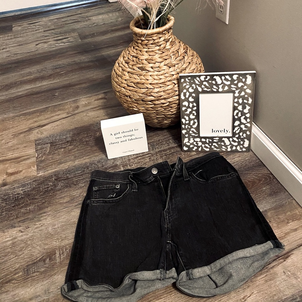 Levis black wash high waist cuffed denim shorts - size 28